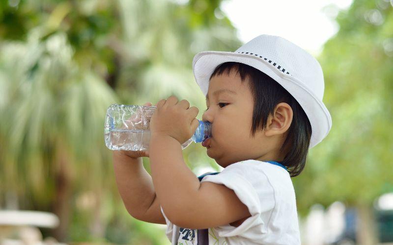 Làm sao để biết bé đã uống đủ nước?