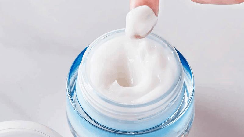 Khám phá toàn diện về cách trang điểm cơ bản cho nam giới, từ những bước đầu tiên đến những kỹ thuật nâng cao, giúp bạn hoàn thiện phong cách của mình.
