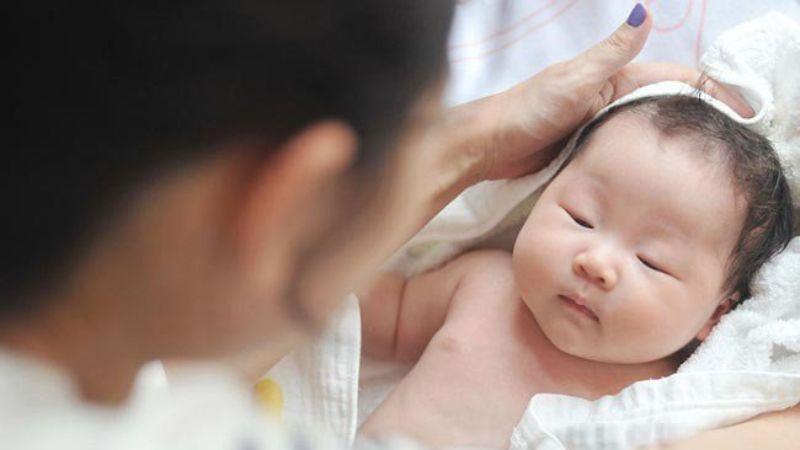 Nhận diện dấu hiệu trẻ bú mẹ thiếu máu do thiếu sắt, một vấn đề không ít phụ huynh quan tâm. Hãy cùng khám phá cách nhận biết sớm để bảo vệ sức khỏe của bé yêu nhé!
