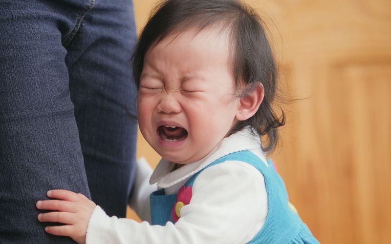 Trẻ thường xuyên dùng chiêu trò 'ăn vạ' để yêu cầu phụ huynh đáp ứng mong muốn của mình. Hãy cùng khám phá 5 câu nói đơn giản sau để giúp trẻ cải thiện thói quen này.
