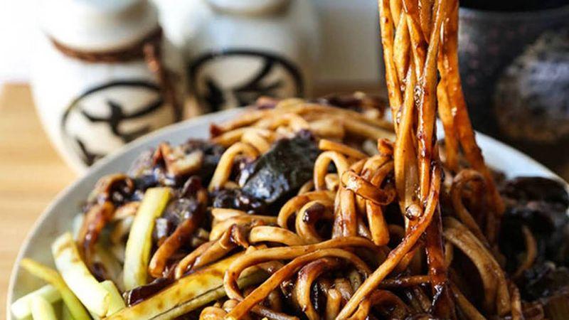 Khám phá cách làm mì tương đen ngon tuyệt, giữ được hương vị mà không hề bị ngán.