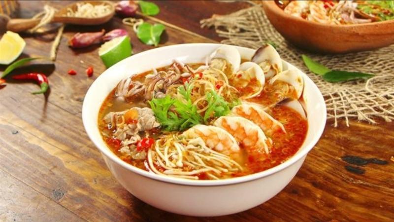 Khám phá cách chế biến bún Thái chua cay đậm đà chuẩn vị từ gói sốt Tom Yum, đem lại một trải nghiệm ẩm thực không thể nào quên.
