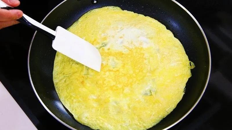 Cách chiên trứng và trứng chiên hành thơm ngon, mềm xốp