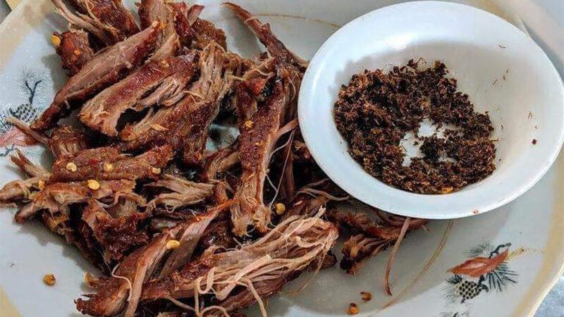 Hướng dẫn làm món bò một nắng muối kiến vàng chuẩn vị Gia Lai, một đặc sản nổi tiếng với hương vị đậm đà, dễ dàng thực hiện ngay tại nhà.