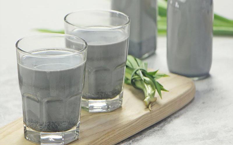Khám phá công thức làm sữa mè đen đậu xanh thơm ngon, thanh mát và giàu dưỡng chất cho cả gia đình.
