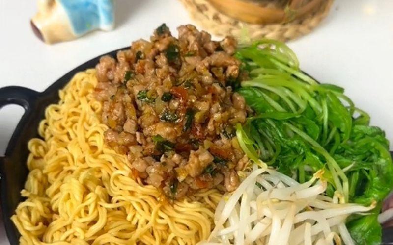 Khám phá công thức mì xào sốt thịt bằm đậm đà, thơm ngon, bổ dưỡng ngay tại gian bếp của bạn.