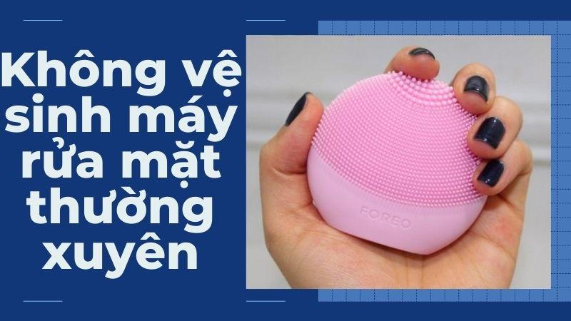 Máy rửa mặt bị mốc? Vệ sinh đúng cách để nó lại sạch như mới.