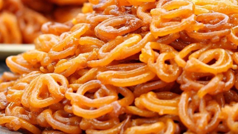 Khám phá danh sách 16 món ăn đường phố nổi tiếng của Ấn Độ, nơi mỗi món ăn đều mang đến hương vị đậm đà, thu hút biết bao du khách ghé thăm.