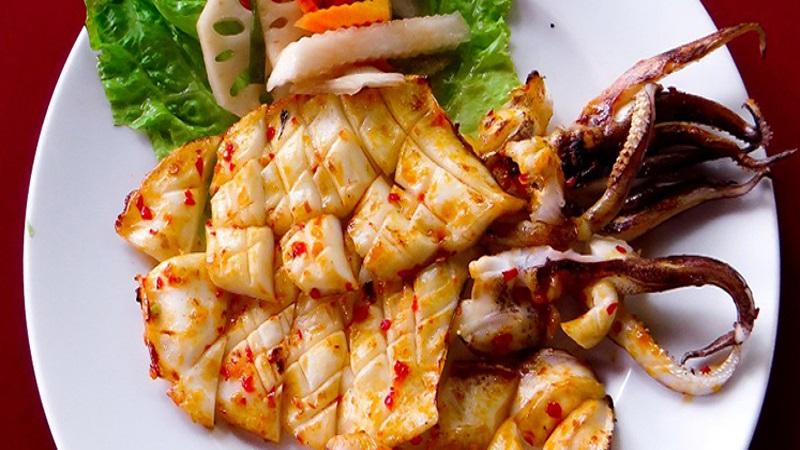 Khám phá cách chế biến mực 1 nắng chiên nước mắm với hương vị đậm đà, thơm ngon và độ dai tuyệt vời, chắc chắn sẽ làm say lòng mọi thực khách. Đây là món ăn dễ làm nhưng vô cùng cuốn hút, mang đến bữa ăn đầy hương sắc và hấp dẫn.