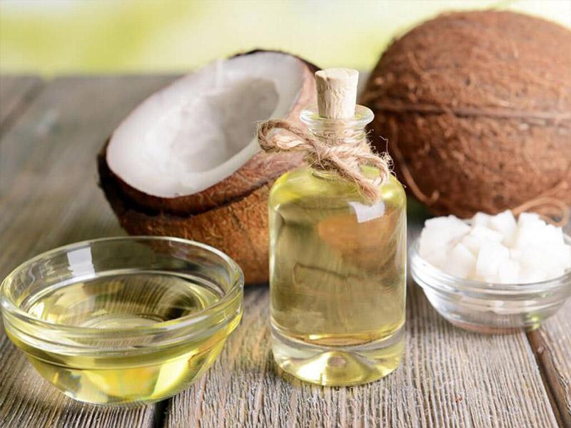 Tẩy trang bằng dầu dừa giúp da sạch sẽ, nhẹ nhàng và an toàn tuyệt đối.