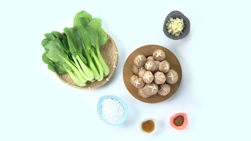 Món cải thìa xào nấm đông cô không chỉ hấp dẫn bởi sự giòn ngọt tự nhiên của rau cải, mà còn bởi sự kết hợp tinh tế với nấm đông cô, tạo nên một món ăn đầy màu sắc và hương vị đặc trưng.
