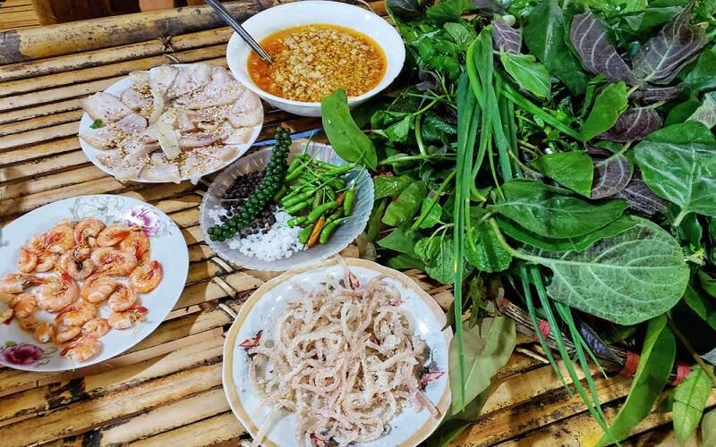 Gỏi lá - món đặc sản độc đáo của Tây Nguyên, được chế biến từ sự kết hợp của 60 loại lá mang đến hương vị đặc trưng và khó quên.