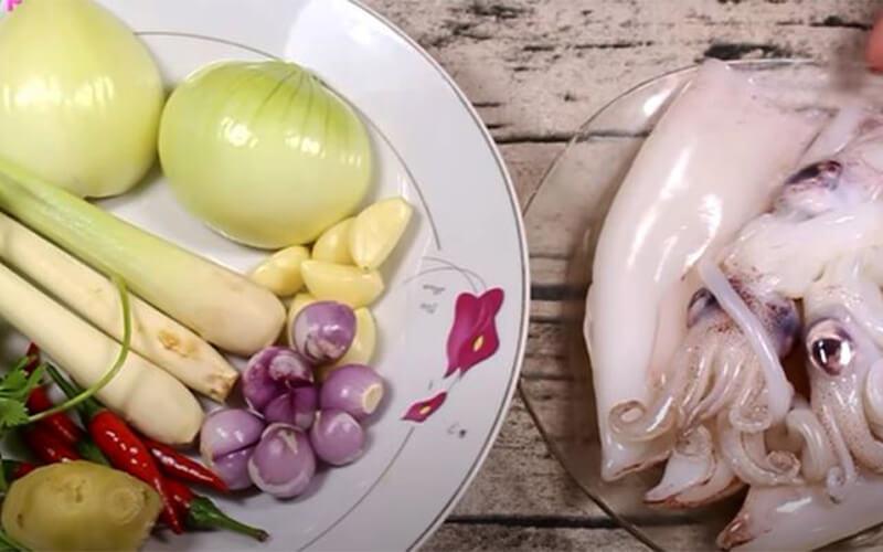 Khám phá cách chế biến mực nhúng giấm giòn ngon, một món ăn hấp dẫn mà ai cũng yêu thích.