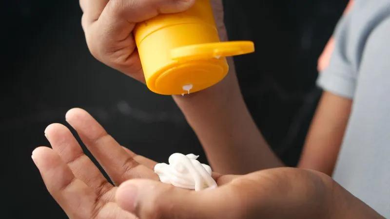 Vì sao kem chống nắng lại dễ bị vón cục khi thoa và làm sao để khắc phục hiệu quả tình trạng này?