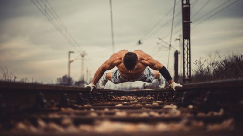 Calisthenics là một phương pháp rèn luyện thể chất hiệu quả, sử dụng chính trọng lượng cơ thể để cải thiện sức khỏe, sự dẻo dai và sức mạnh. Các bài tập này không cần dụng cụ hỗ trợ, phù hợp cho những ai yêu thích luyện tập tại nhà hoặc ngoài trời.