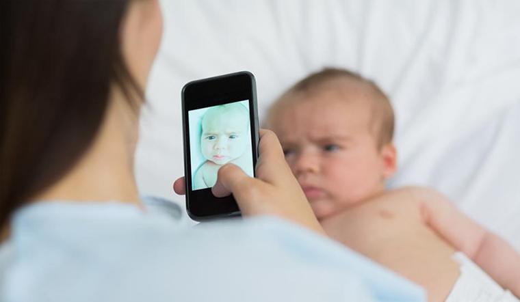 Việc chụp hình con và chia sẻ lên mạng là điều mà nhiều bậc phụ huynh thường làm để lưu giữ những khoảnh khắc đáng yêu của trẻ. Tuy nhiên, không phải ai cũng biết rằng hành động này có thể gây ảnh hưởng không nhỏ đến sức khỏe mắt của bé.