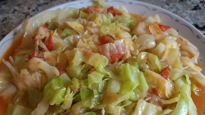 Khám phá công thức bắp cải xào cà chua thơm ngon, nóng hổi đầy hấp dẫn.
