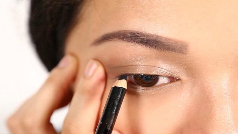 Khi mới làm quen với việc kẻ mắt, bạn nên chọn chì hay kẻ mắt nước? Cùng khám phá sự khác biệt giữa hai lựa chọn này để tìm ra sản phẩm phù hợp với nhu cầu của bạn.