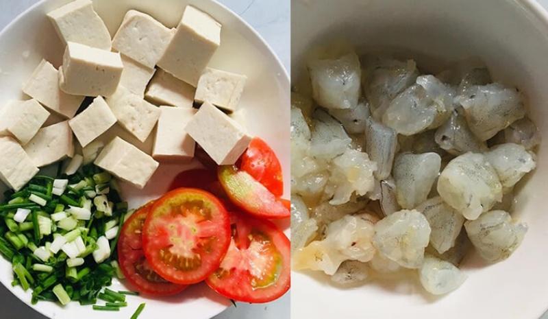 Món canh đậu hũ nấu tôm thơm ngon, mát lạnh, mang lại cảm giác thư giãn, thanh tẩy cho cơ thể trong những ngày hè oi ả.