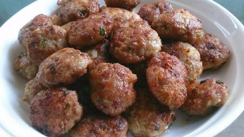 Khám phá cách làm thịt viên chiên với lớp vỏ giòn tan và phần nhân bên trong mềm mại, thơm ngon đến từng miếng thịt. Một món ăn đơn giản nhưng đầy hấp dẫn.