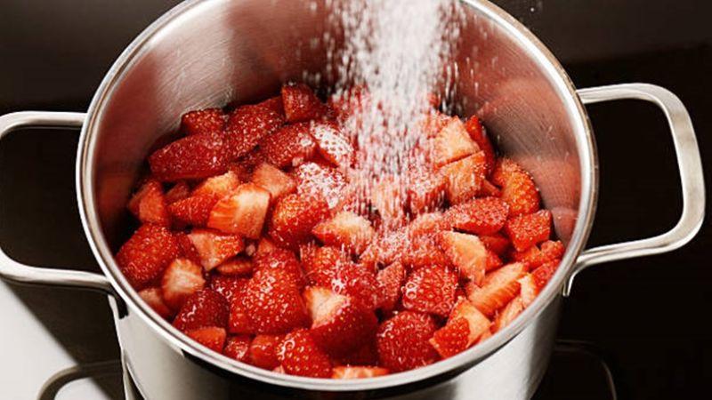 Bí quyết làm mứt dâu tây tươi thơm ngon và hấp dẫn
