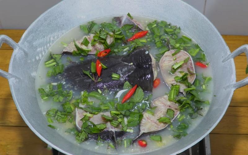 Khám phá cách chế biến món cá tầm nấu mẻ chua nhẹ, giúp giải ngấy và làm mới bữa cơm gia đình.
