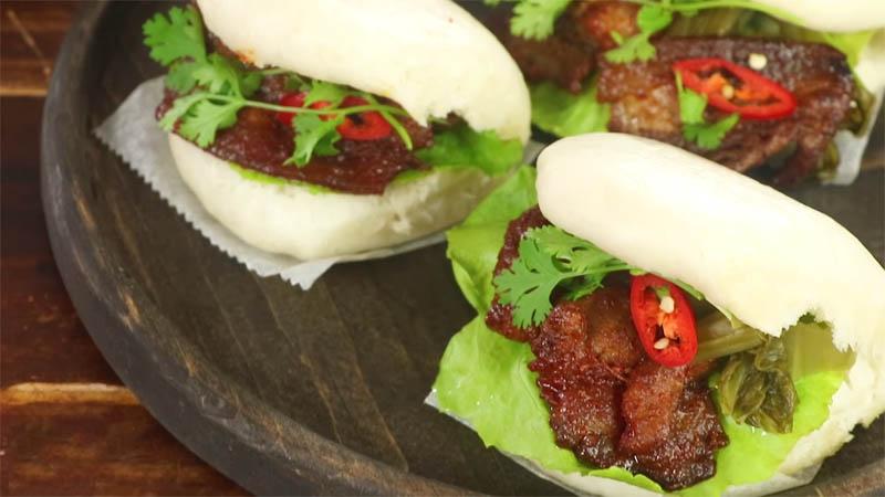 Khám phá ngay công thức làm bánh bao kẹp thịt ba chỉ – món ăn sáng đầy hấp dẫn và dễ làm, chắc chắn sẽ khiến bạn không thể cưỡng lại.