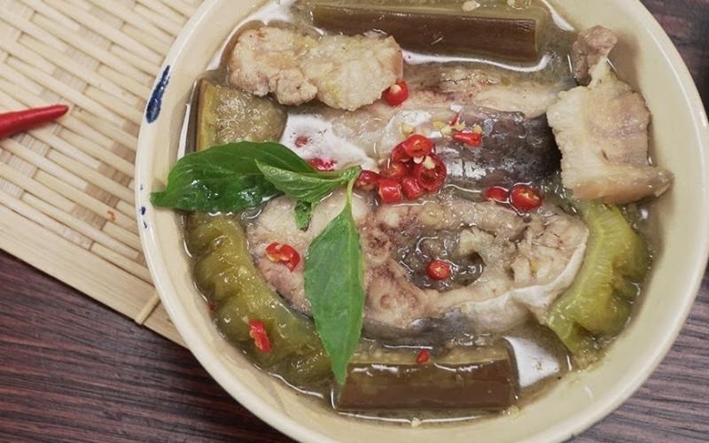 Tình mẹ ấm áp qua món mắm kho cá hú, đậm đà như tình thương mẹ dành cho con.