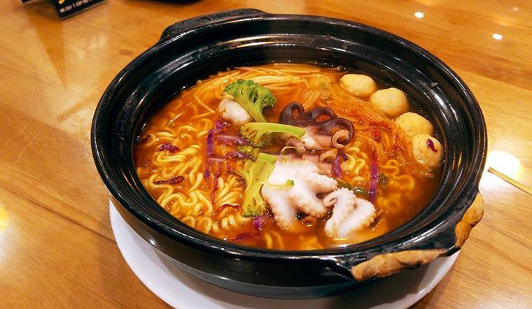 Khám phá 5 quán mì cay ngon và nổi bật nhất tại quận 8