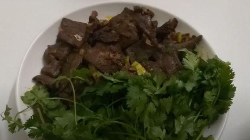 Chia sẻ với bạn cách chế biến món gan bò xào tỏi thơm phức, ăn hoài không ngán.