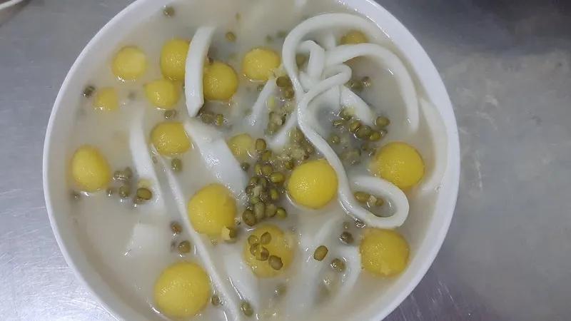 Khám phá cách nấu chè đậu xanh dừa tươi kết hợp khoai mì vàng, đơn giản nhưng đầy hương vị ngay tại nhà.