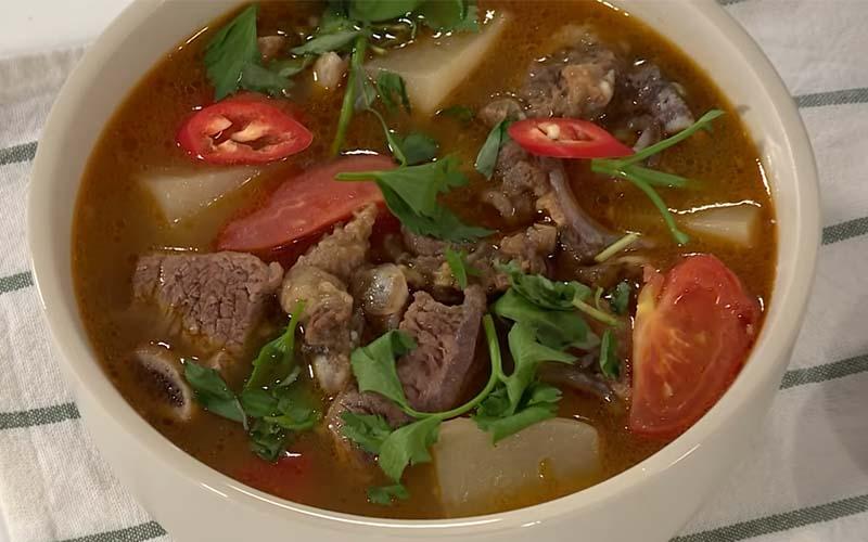 Hướng dẫn làm món canh sụn bò củ cải chua cay, nóng hổi, đậm đà hương vị, một món ăn không thể thiếu trong những ngày lạnh giá.