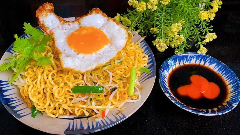 Mì xào trứng: Món ăn sáng đơn giản nhưng đầy đủ dưỡng chất chỉ trong vài phút.