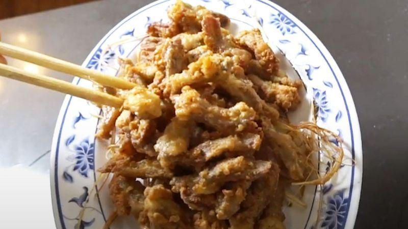 Khám phá ngay món lưỡi vịt chiên sả ớt – một món ăn đơn giản nhưng đầy hương vị, chắc chắn sẽ làm bạn hài lòng.