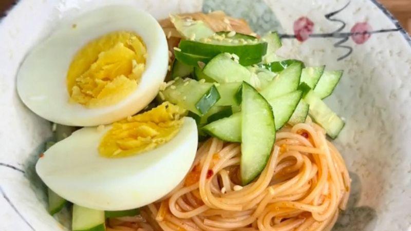 Khám phá cách chế biến mì lạnh sốt cay Hàn Quốc thơm ngon, hấp dẫn