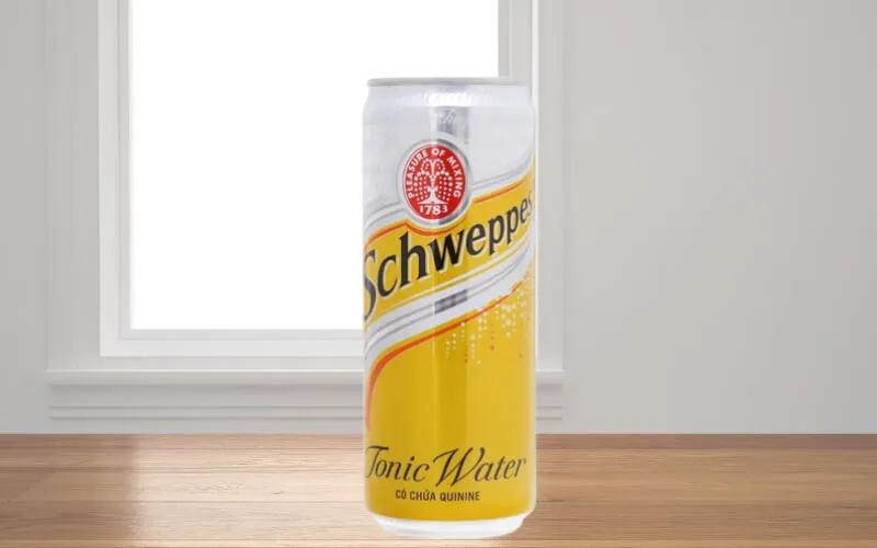 Tiếp thêm năng lượng tươi mới với nước giải khát Schweppes Tonic có gas.