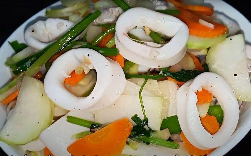 Hướng dẫn cách chế biến su hào xào mực giòn ngọt, đậm đà hương vị, khiến bữa cơm gia đình thêm phần hấp dẫn.