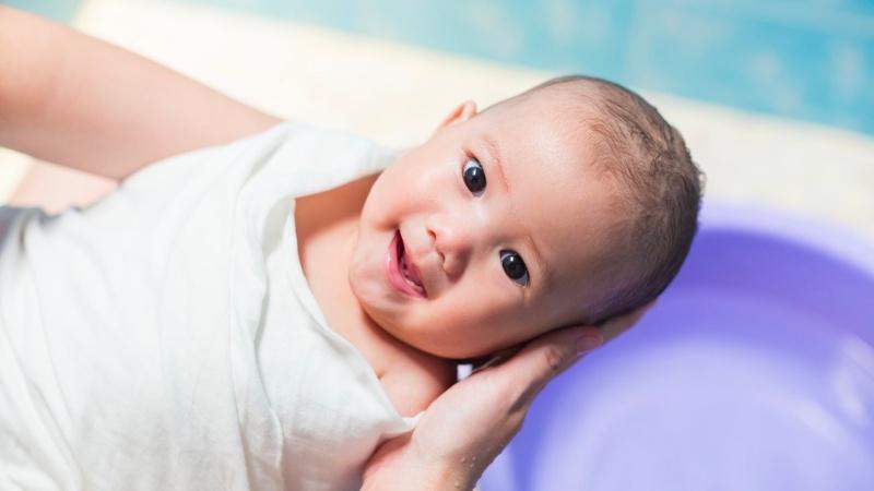 Phụ huynh nên cho trẻ tắm nắng đến khi nào thì dừng lại? Đây là một câu hỏi không chỉ quan trọng mà còn rất cần thiết để đảm bảo sức khỏe cho bé. Cùng khám phá câu trả lời qua bài viết này nhé!