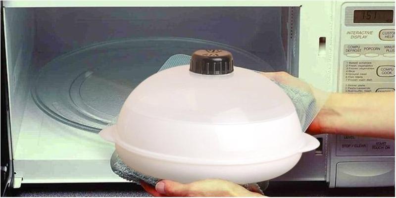 Có cần thiết phải đậy nắp khi nấu ăn trong lò vi sóng?