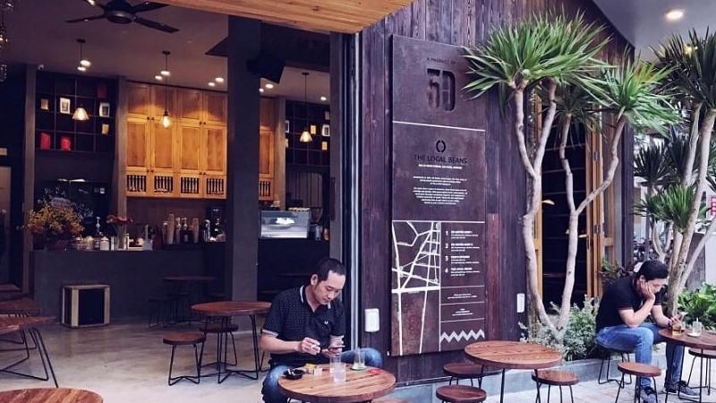 Khám phá 10 cách đặt tên quán cà phê theo phong thủy giúp thu hút tài lộc, mang lại may mắn và phát đạt cho công việc kinh doanh của bạn.