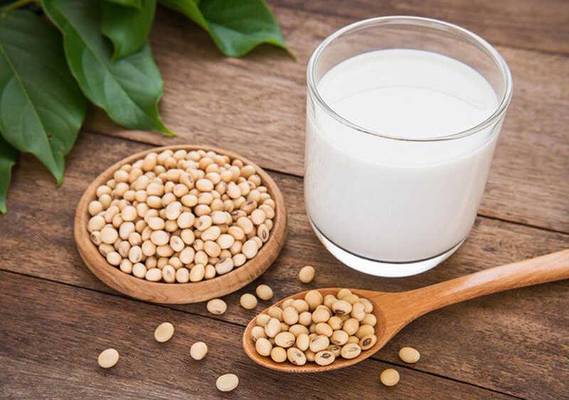 Liệu việc trẻ em uống sữa đậu nành có mang lại lợi ích không? Câu hỏi này khiến nhiều bậc phụ huynh phân vân. Dù sữa đậu nành được yêu thích rộng rãi ở người lớn, nhưng có nhiều ý kiến cho rằng trẻ em không nên sử dụng loại sữa này. Vậy trẻ em uống sữa đậu nành có tốt cho sức khỏe hay không? Cùng khám phá câu trả lời nhé!