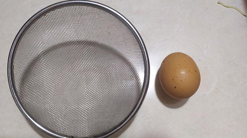 Dù không cần dụng cụ chuyên dụng, bạn vẫn có thể tách lòng đỏ trứng một cách đơn giản và dễ dàng.