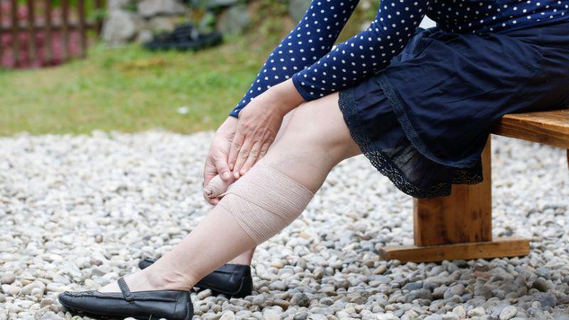 Làm sao để chọn được gối chống giãn tĩnh mạch phù hợp cho người cao tuổi?