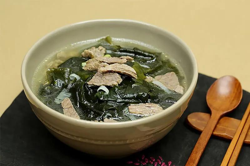 Công thức nấu canh rong biển thịt bò nóng hổi cho những ngày đông lạnh giá, mang lại sự ấm áp và bổ dưỡng cho bữa ăn gia đình.