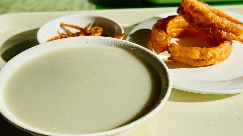 Nước đậu Bắc Kinh – Một đặc sản nổi bật với hương vị đặc biệt, dù không phải ai cũng dễ dàng yêu thích, nhưng lại là món ăn thú vị dành cho những ai dám thử thách khẩu vị của mình.