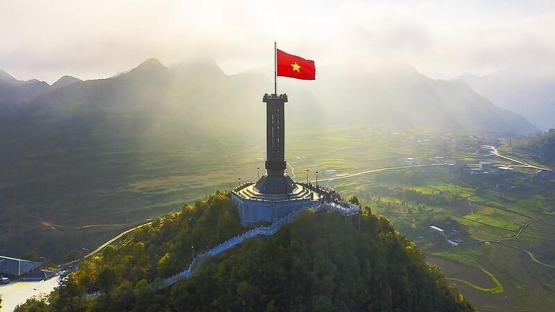 Khám phá cột cờ Lũng Cú Hà Giang - biểu tượng thiêng liêng của Tổ quốc tại mảnh đất vùng cao, nơi gắn liền với những giá trị lịch sử và thiên nhiên hùng vĩ. Cùng tìm hiểu những kinh nghiệm du lịch độc đáo và lý thú tại địa danh này.