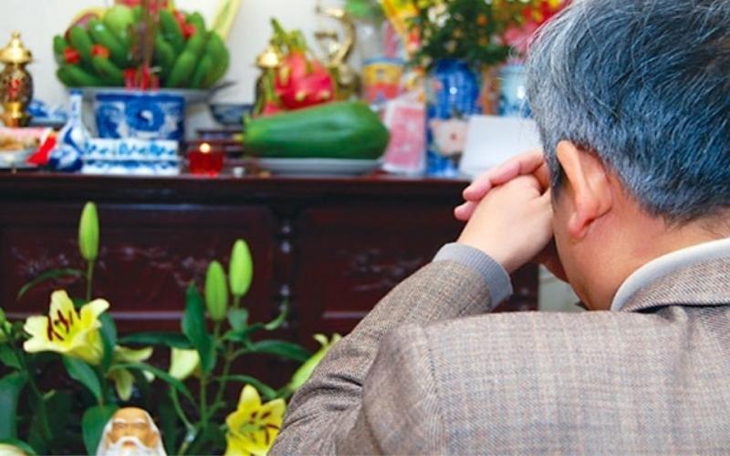 Lễ cúng rằm tháng 8 thần tài và gia tiên trong dịp Trung thu 2024, giúp gia đình và cơ quan cầu mong tài lộc, sức khỏe và bình an. Dưới đây là những bài văn khấn chuẩn xác và thiêng liêng cho dịp này.