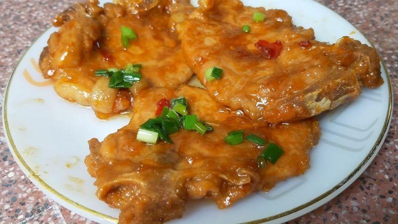 Hướng dẫn cách làm sườn cốt lết rim nước dừa với thịt mềm, hương vị đậm đà khiến bữa cơm thêm phần hấp dẫn.