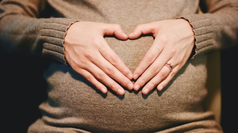 Vì sao hiện tượng thai làm tổ lại khiến phụ nữ bị đau bụng, và cơn đau này sẽ kéo dài trong bao lâu?
