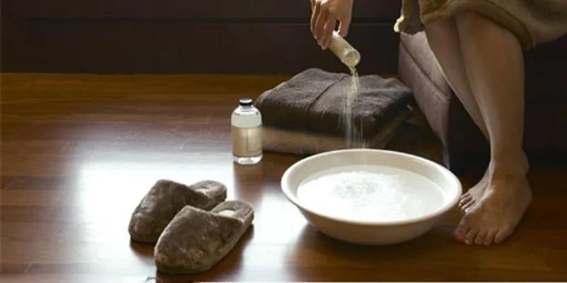 Vệ sinh vùng kín bằng nước muối sinh lý và lá trầu không: Có an toàn không?
